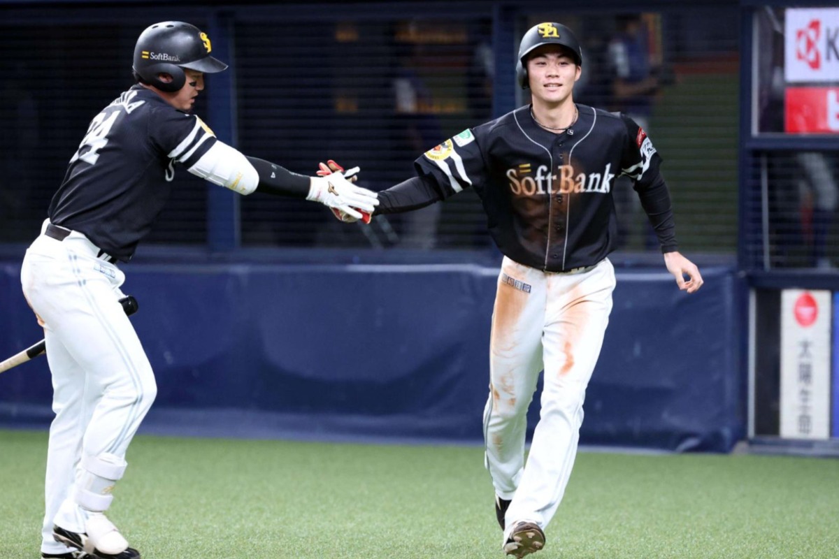 同点のホームを踏み、栗原陵矢（左）とタッチを交わす庄子【写真：栗木一考】