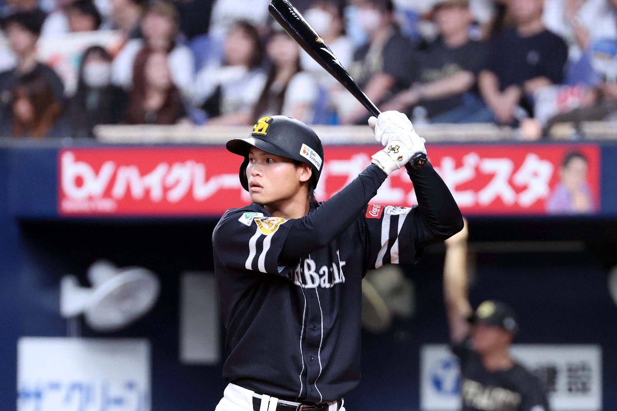 山川穂高のバットを使う笹川【写真：栗木一考】