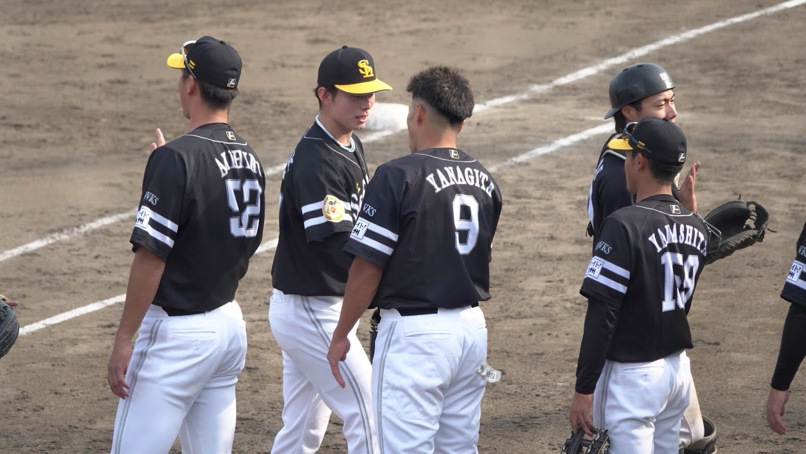 10日の中日戦、9回を締めてハイタッチする川口冬弥【写真：竹村岳】