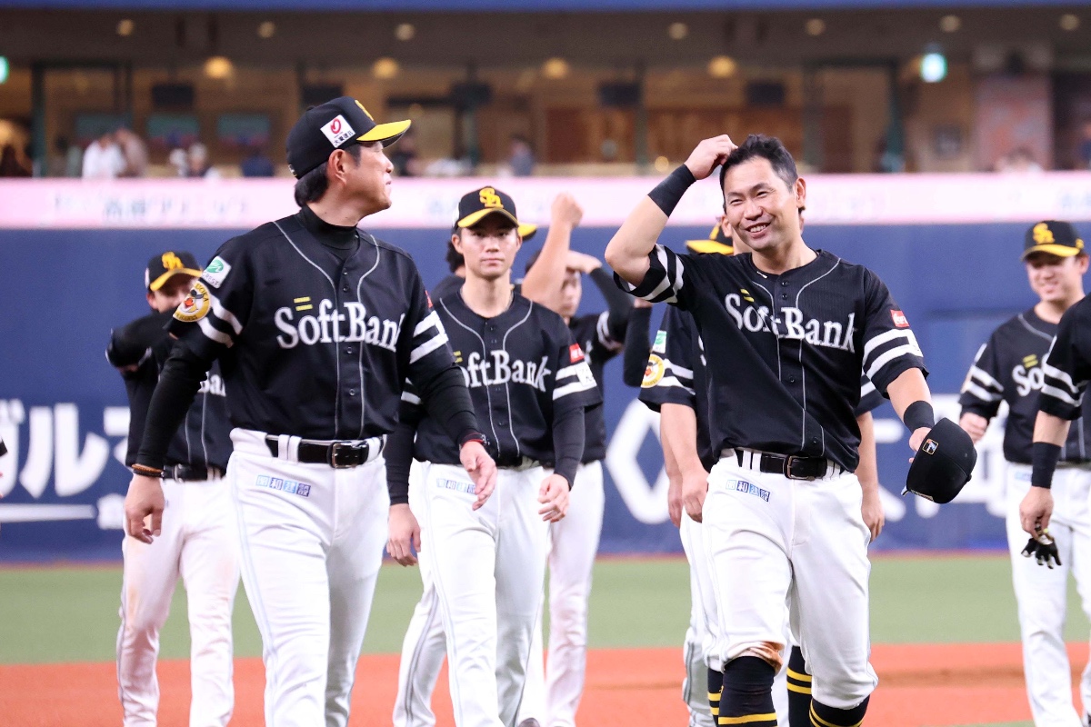 小久保裕紀監督（左）と中村晃【写真：栗木一考】