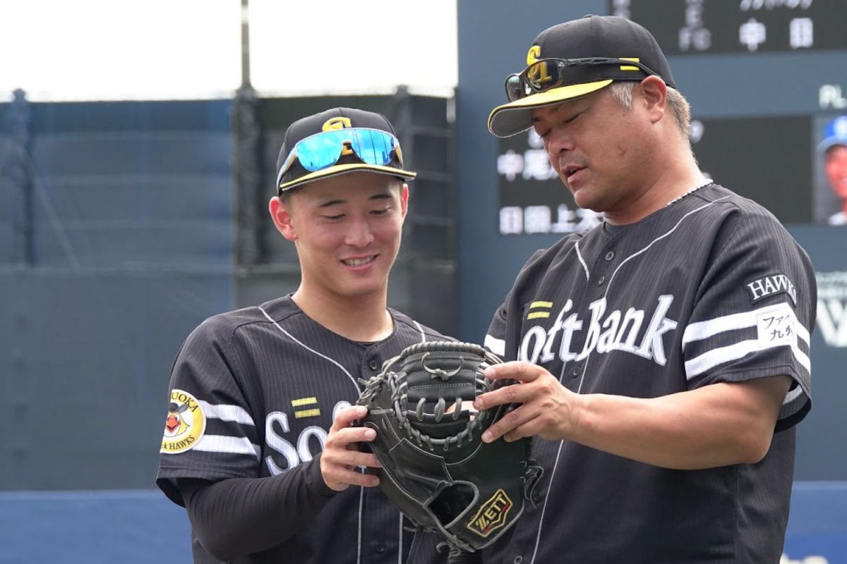 細川亨コーチと藤田悠太郎【写真：竹村岳】