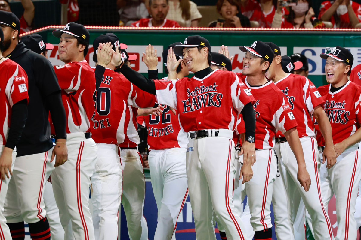 勝利後の小久保裕紀監督（中央）【写真：小池義弘】