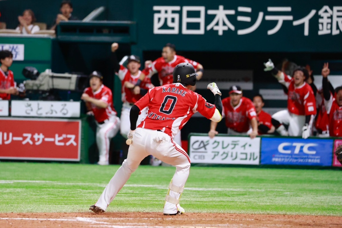 勝ち越し四球を選びガッツポーズする川瀬晃【写真：小池義弘】