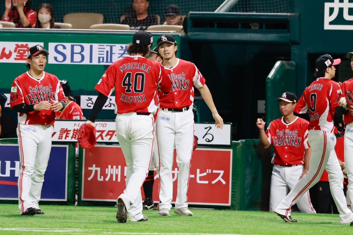 杉山一樹（手前）に声をかける上沢直之【写真：小池義弘】