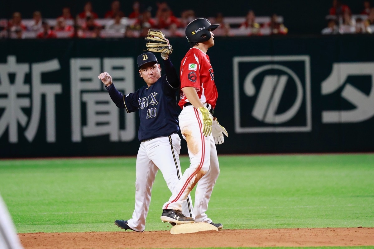 二塁でアウトになった笹川吉康【写真：小池義弘】