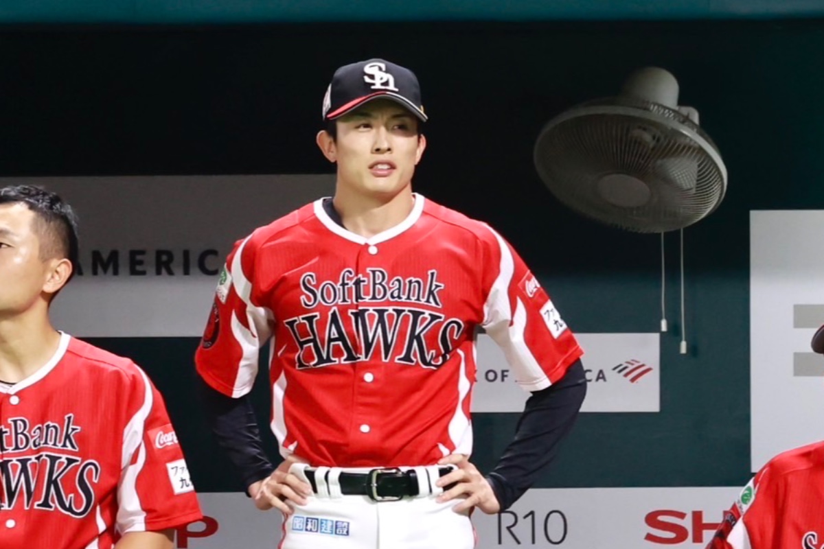 ベンチから試合を見守る周東佑京【写真：小池義弘】