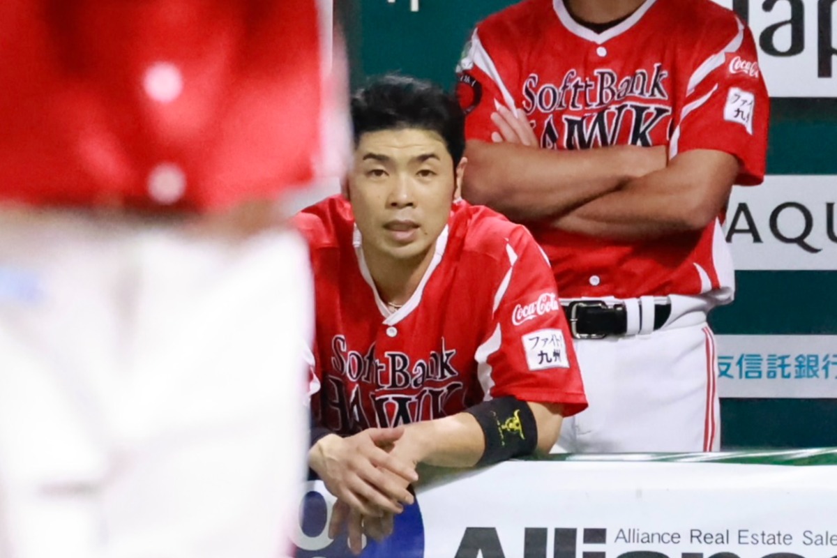 ベンチから試合を見守る近藤健介【写真：小池義弘】