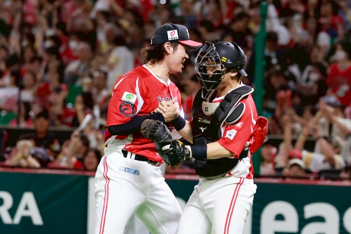 抱き合う杉山一樹と海野隆司【写真：古川剛伊】