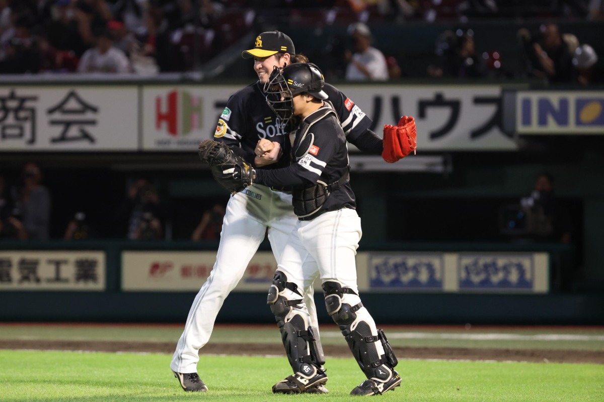 最後のアウトを取り抱き合う杉山一樹（左）と海野隆司【写真：栗木一考】