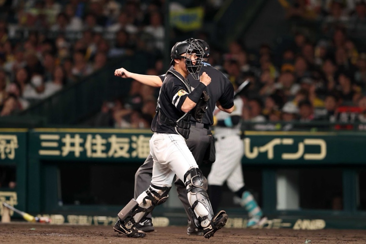 6月の阪神戦でサヨナラのピンチを脱してガッツポーズする海野隆司【写真：栗木一考】