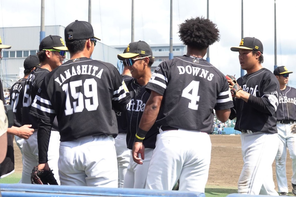 守備を終えてベンチへと引き上げてくる今宮健太【写真：竹村岳】