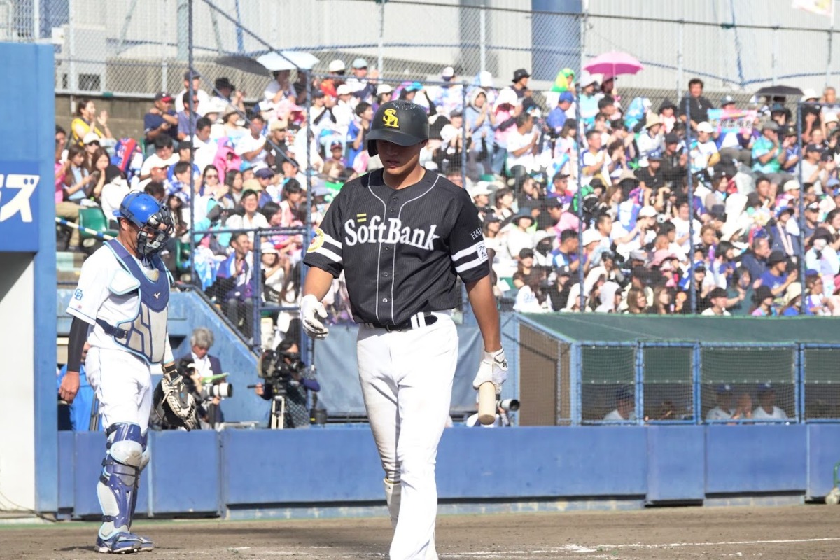 9回に空振り三振に倒れベンチに戻ってくる笹川吉康【写真：竹村岳】