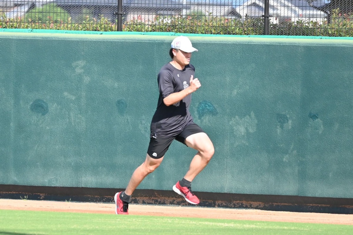 グラウンドでランニングする前田純【写真：長濱幸治】