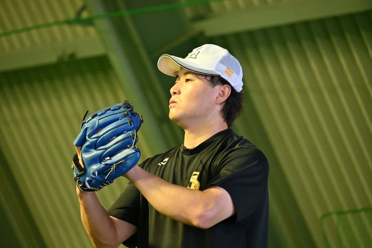 筑後のファーム施設でキャッチボールする前田純【写真：長濱幸治】