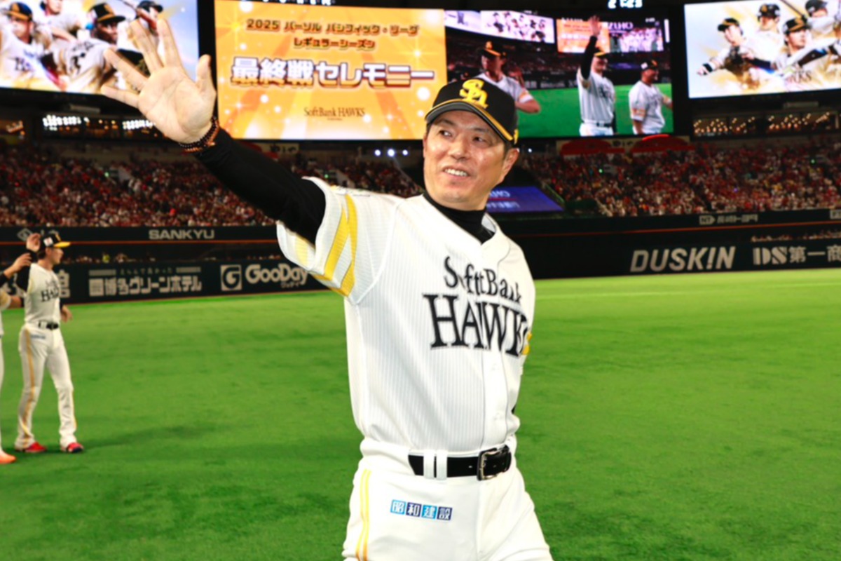 本拠地ファンに手を振る小久保裕紀監督【写真：小池義弘】