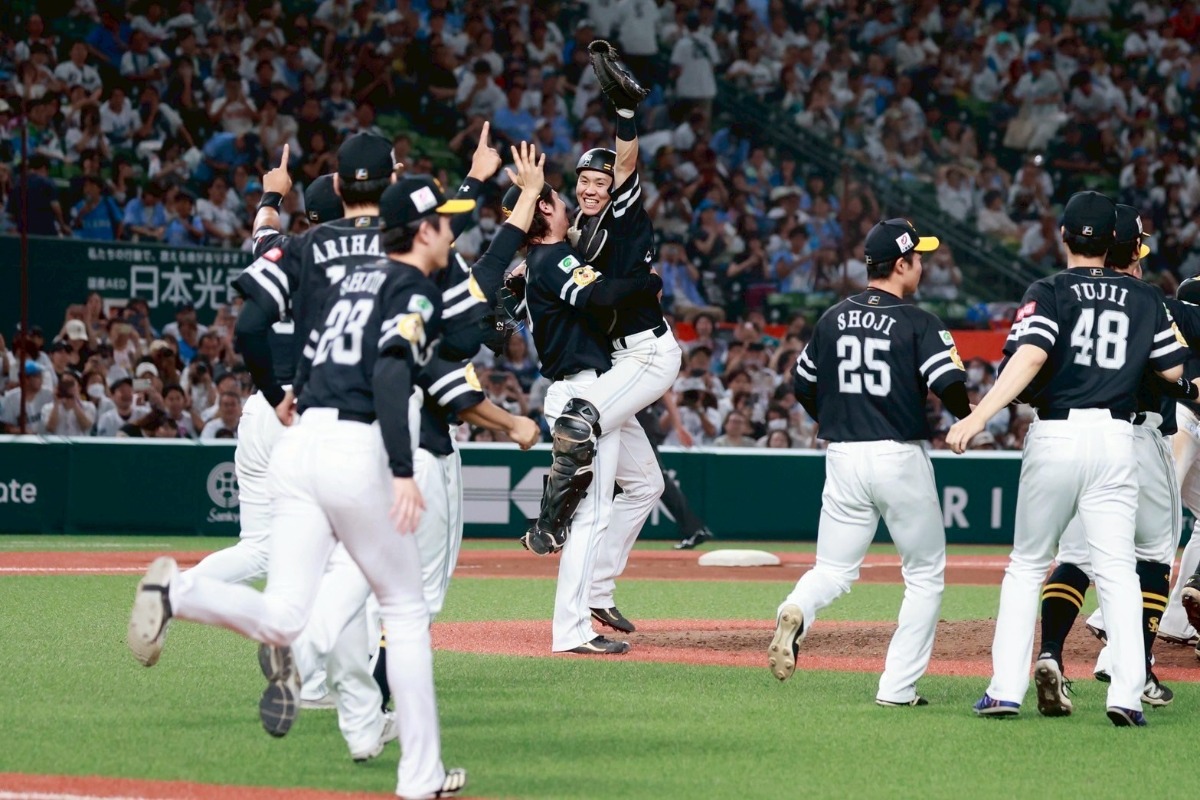 リーグ優勝を決めて喜ぶ杉山一樹と海野隆司【写真：小池義弘】