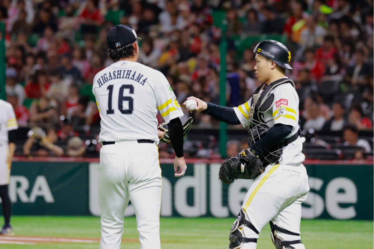 バッテリーを組んだ東浜巨と海野隆司【写真：小池義弘】