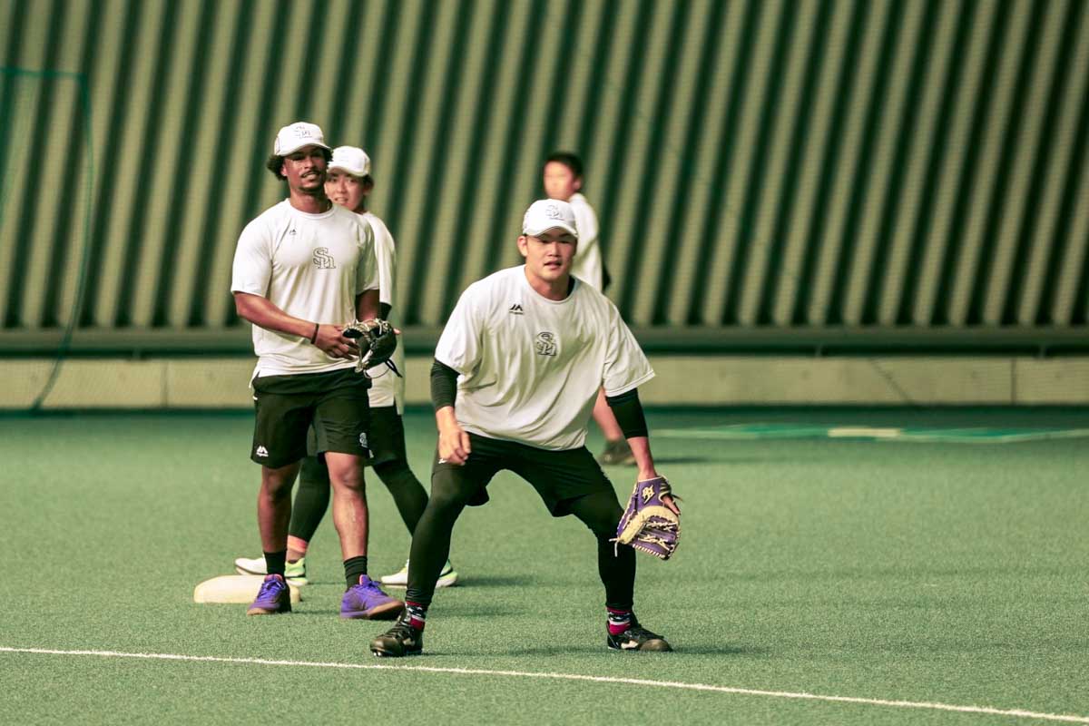 ファーストミットでノックを受ける山本恵大【写真：森大樹】