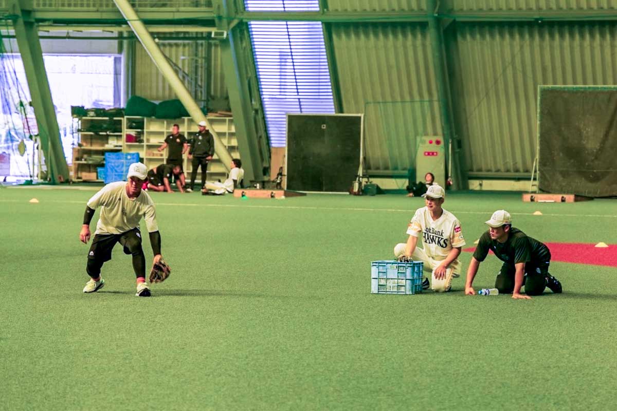 今宮健太のノックを見つめる山本恵大（右）【写真：森大樹】