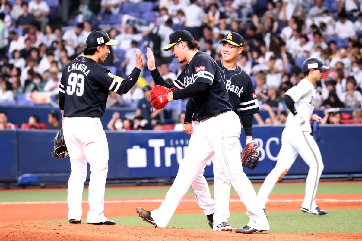 杉山一樹とハイタッチする野村勇【写真：栗木一考】