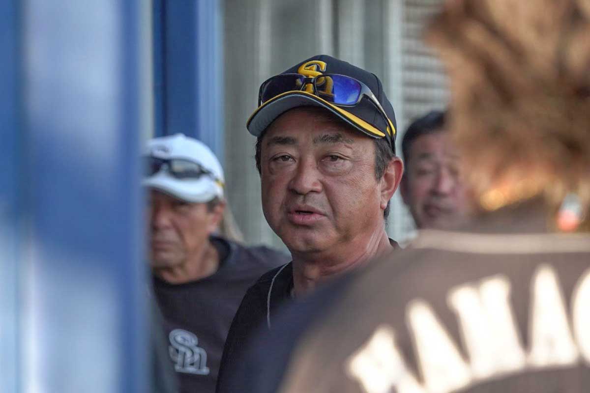 中日戦に敗れミーティングで訓示する松山秀明2軍監督【写真：竹村岳】