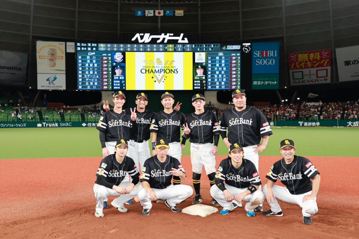 リーグ優勝の記念撮影を行う内野手陣【写真：小池義弘】
