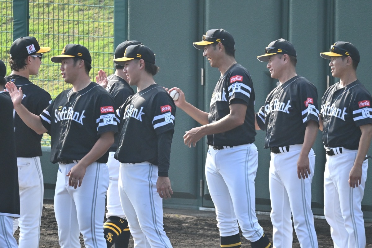 ウイニングボールを受け取り、笑顔を見せる斉藤和巳監督（中央）【写真：長濱幸治】