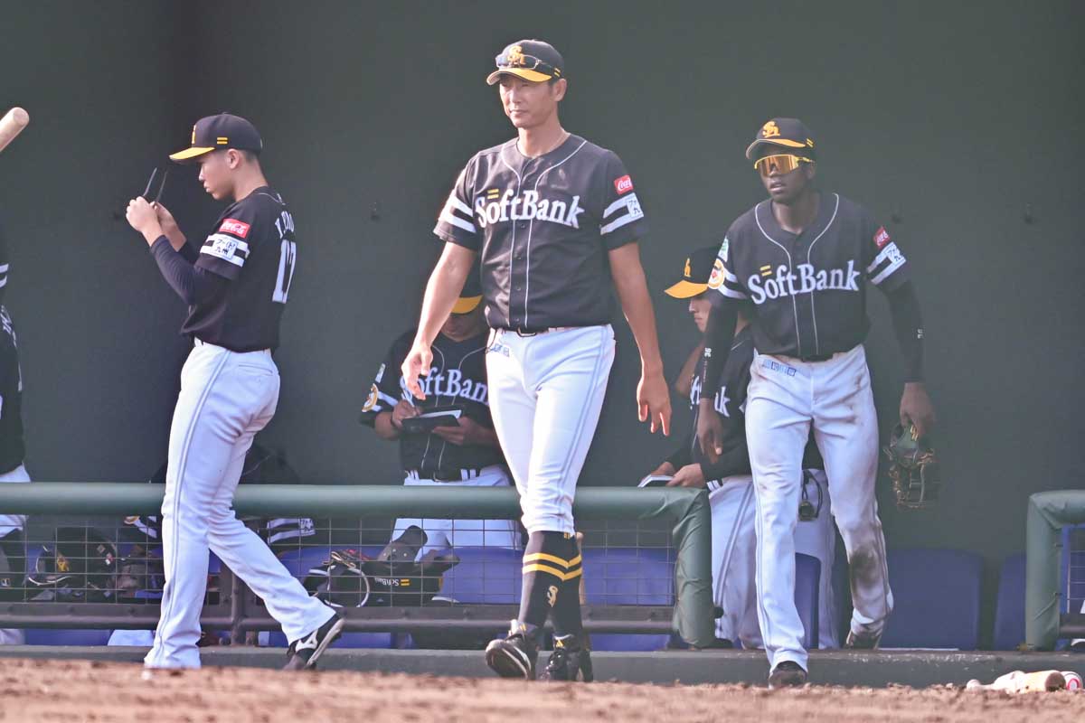 フェニックス・リーグで指揮を執った斉藤和巳監督（中央）【写真：長濱幸治】