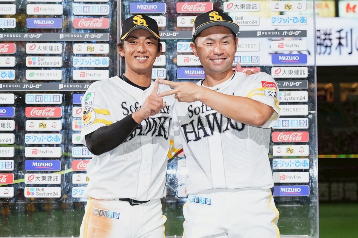 9月2日のオリックス戦でヒーローインタビューに登場した今宮健太と中村晃【写真：小林靖】