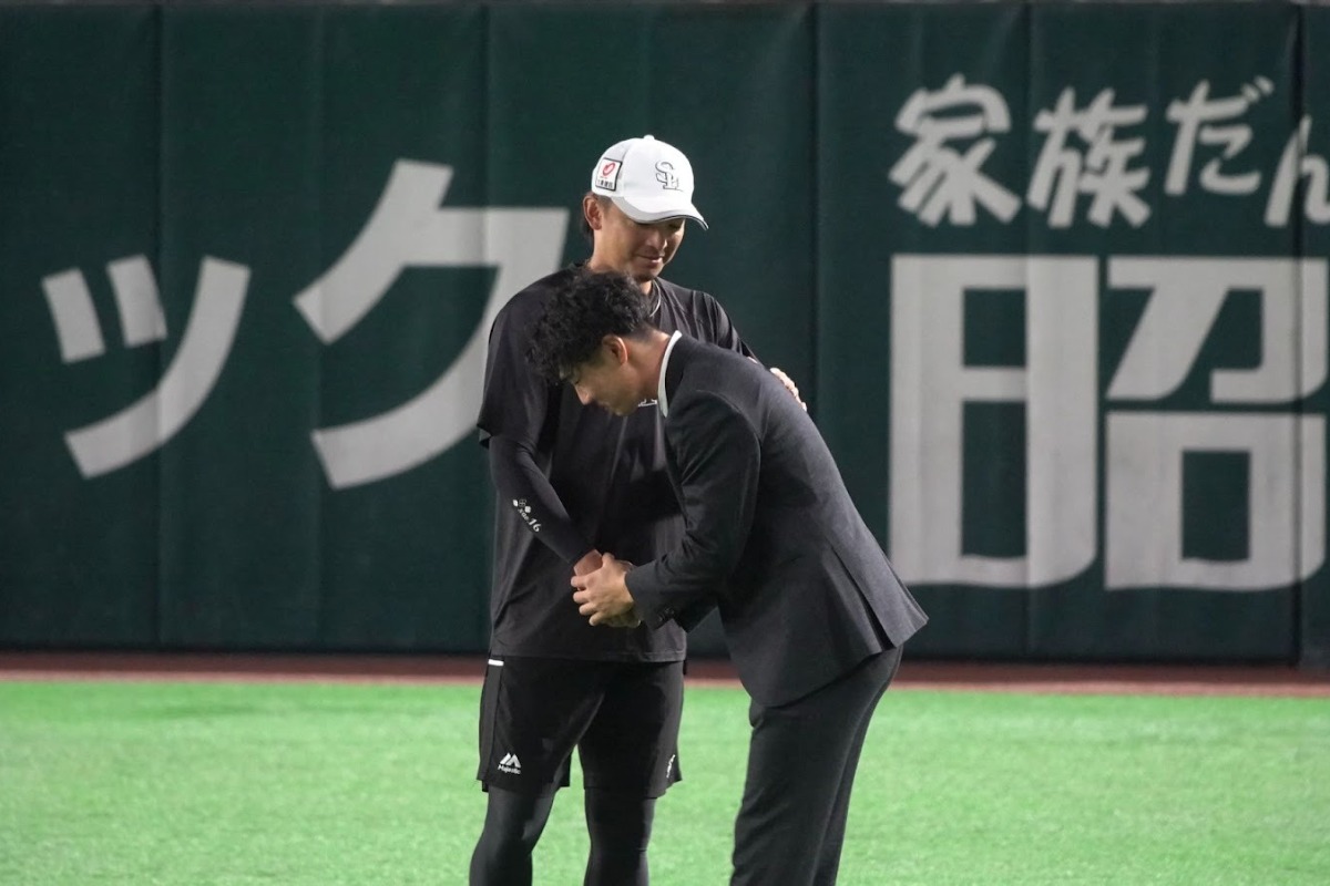 東浜巨と握手する勝連大稀【写真：竹村岳】