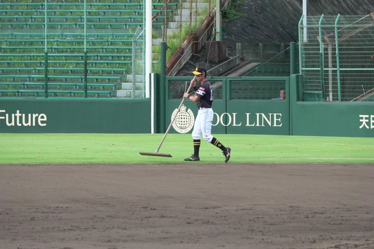 4軍戦の5回終了時、最後までグラウンドを整備する勝連大稀【写真：竹村岳】
