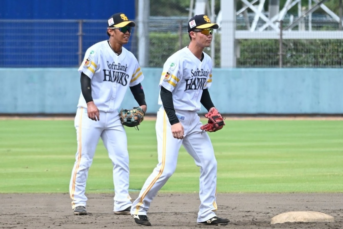 フェニックス・リーグで二遊間を組んだ今宮健太（左）と庄子雄大【写真：長濱幸治】