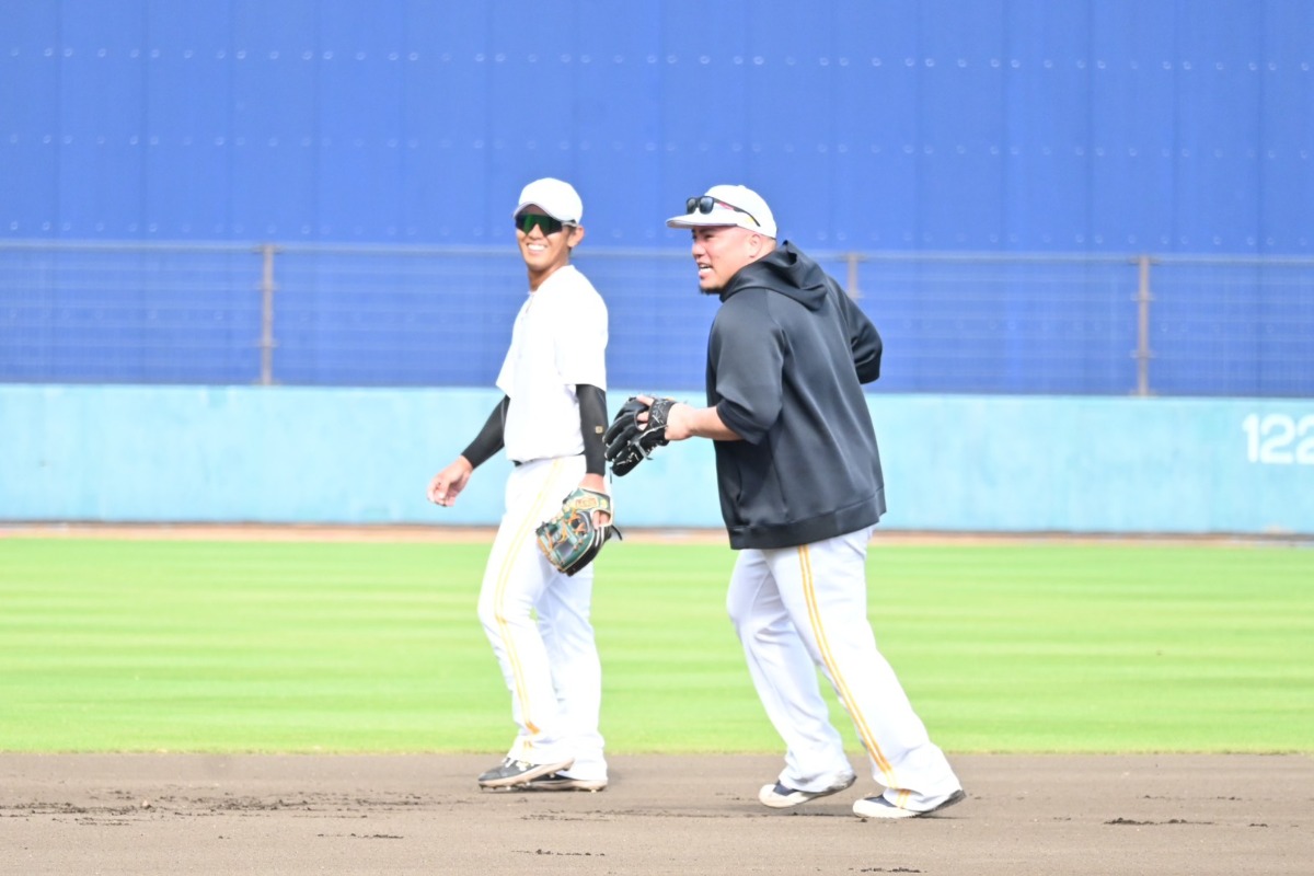 今宮健太（左）、山川穂高【写真：長濱幸治】