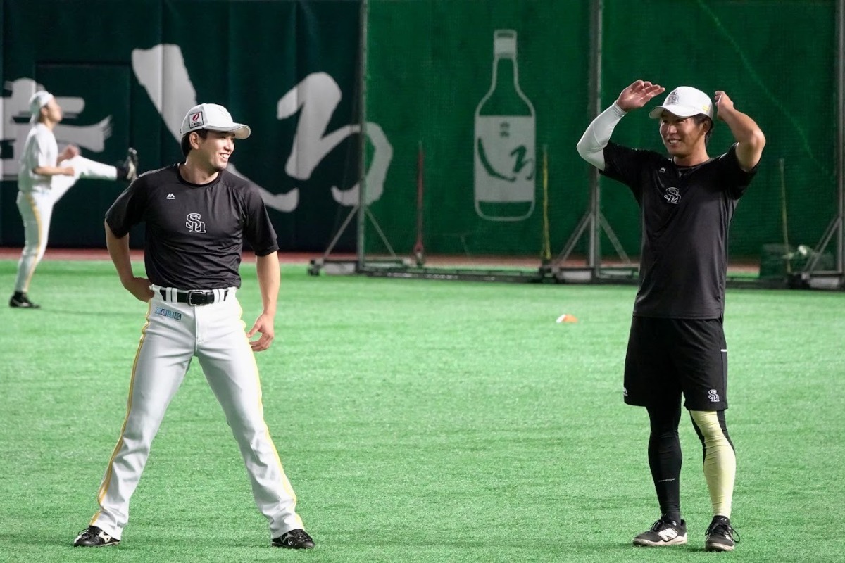 1軍に再合流し、栗原陵矢と会話する川村友斗【写真：竹村岳】