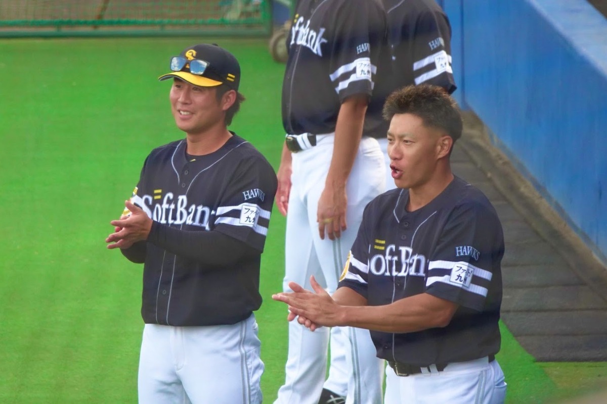 ウエスタン・中日戦でナインを出迎える川村友斗と柳田悠岐【写真：竹村岳】