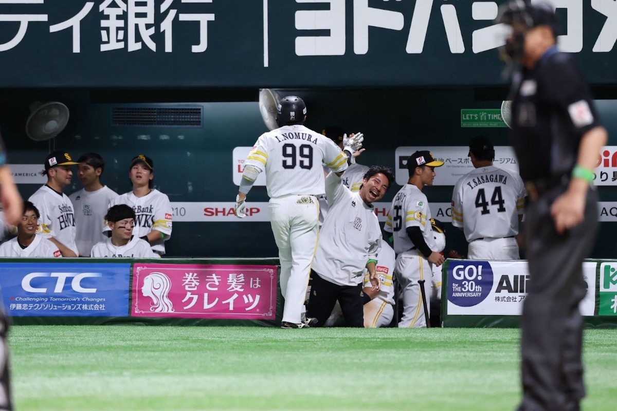 伴元裕メンタルパフォーマンスコーチとハイタッチする野村勇【写真：加治屋友輝】