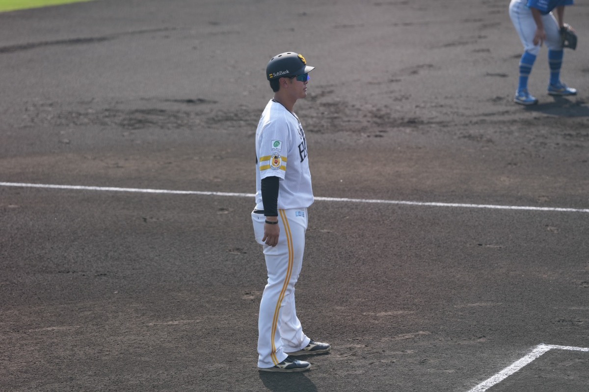 三塁コーチャーを務めた石塚綜一郎【写真：森大樹】