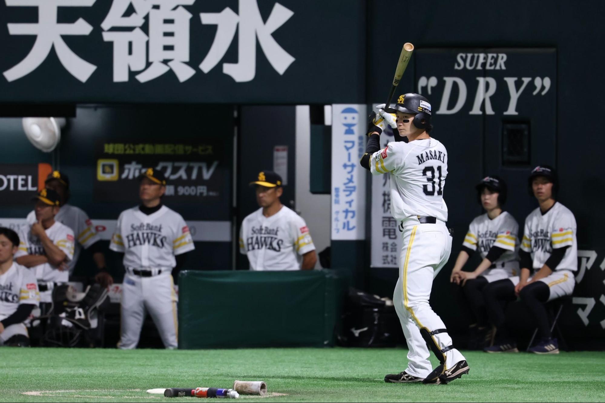 代打で打席に向かう正木智也【写真：加治屋友輝】