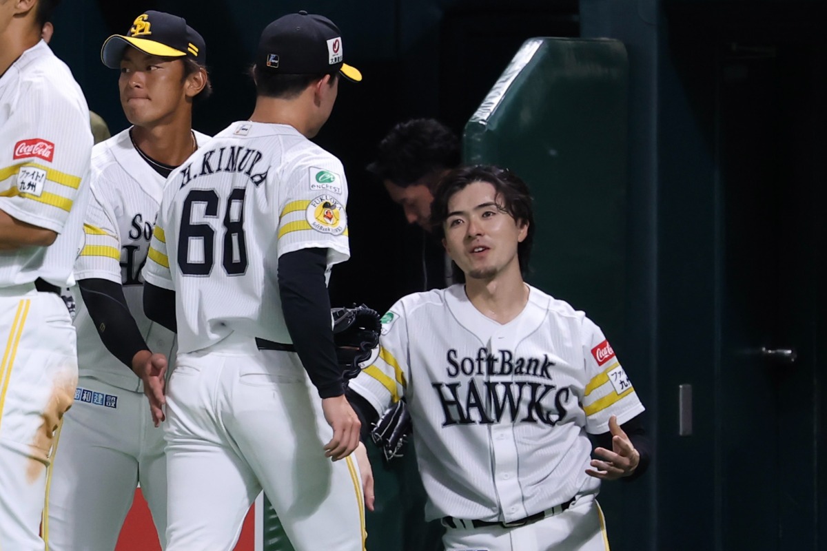 上沢直之に出迎えられる木村光【写真：加治屋友輝】