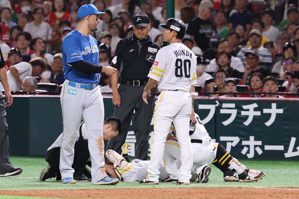 審判と激突してグラウンドに倒れ込んだ中村晃と、見つめる本多雄一コーチ【写真：加治屋友輝】