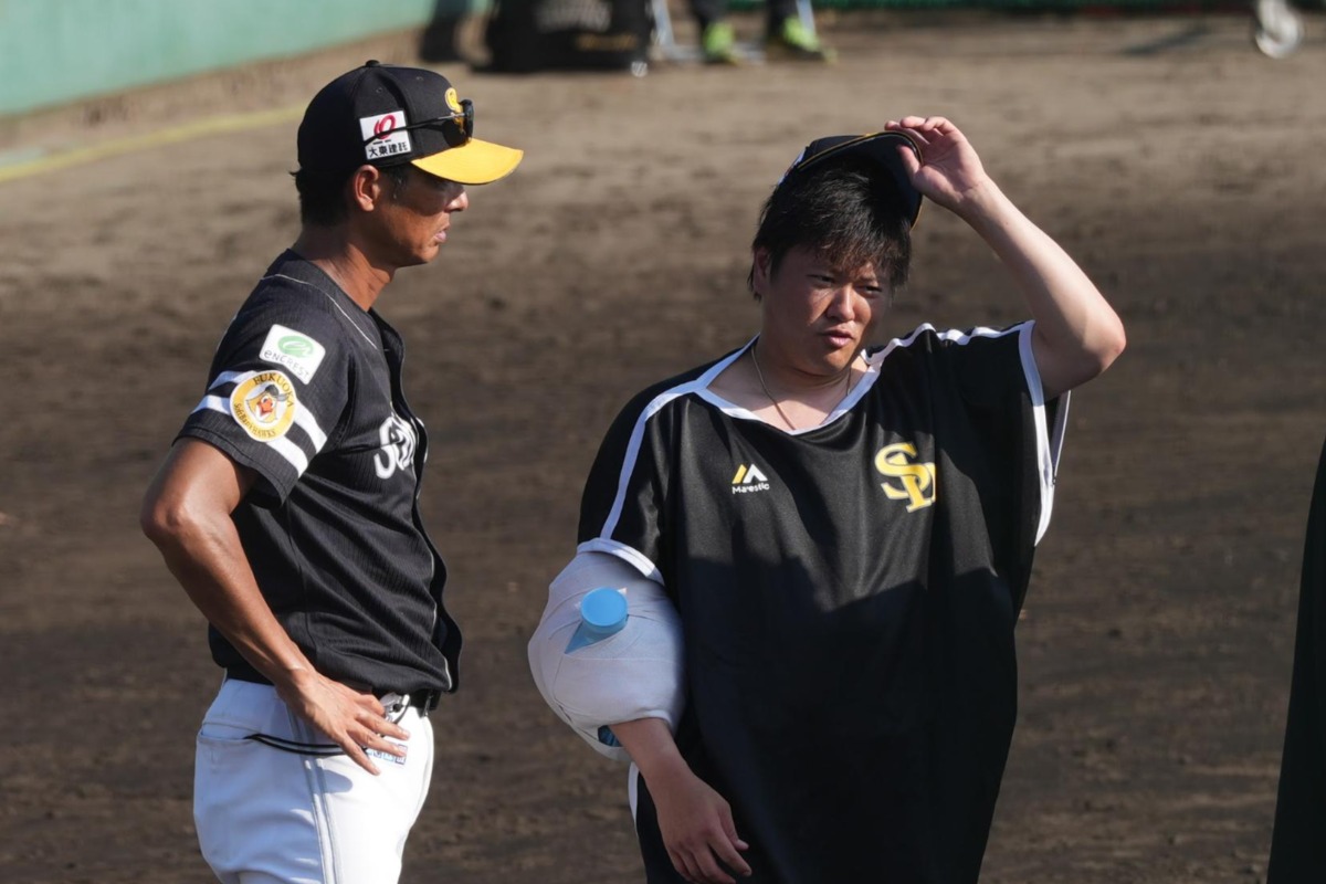 斉藤和巳監督（左）と津森宥紀【写真：森大樹】