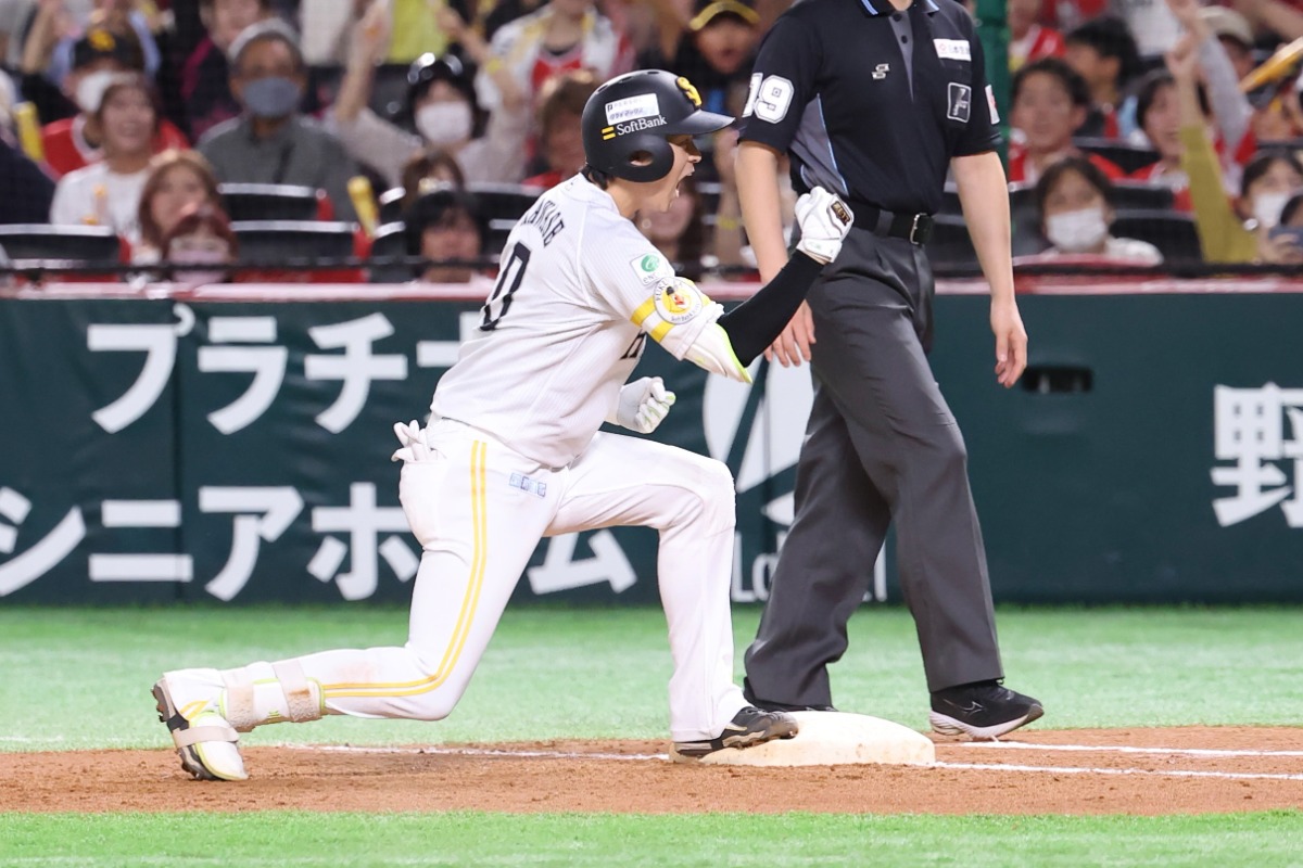 ガッツポーズを決め雄叫びをあげる川瀬晃【写真；加治屋友輝】