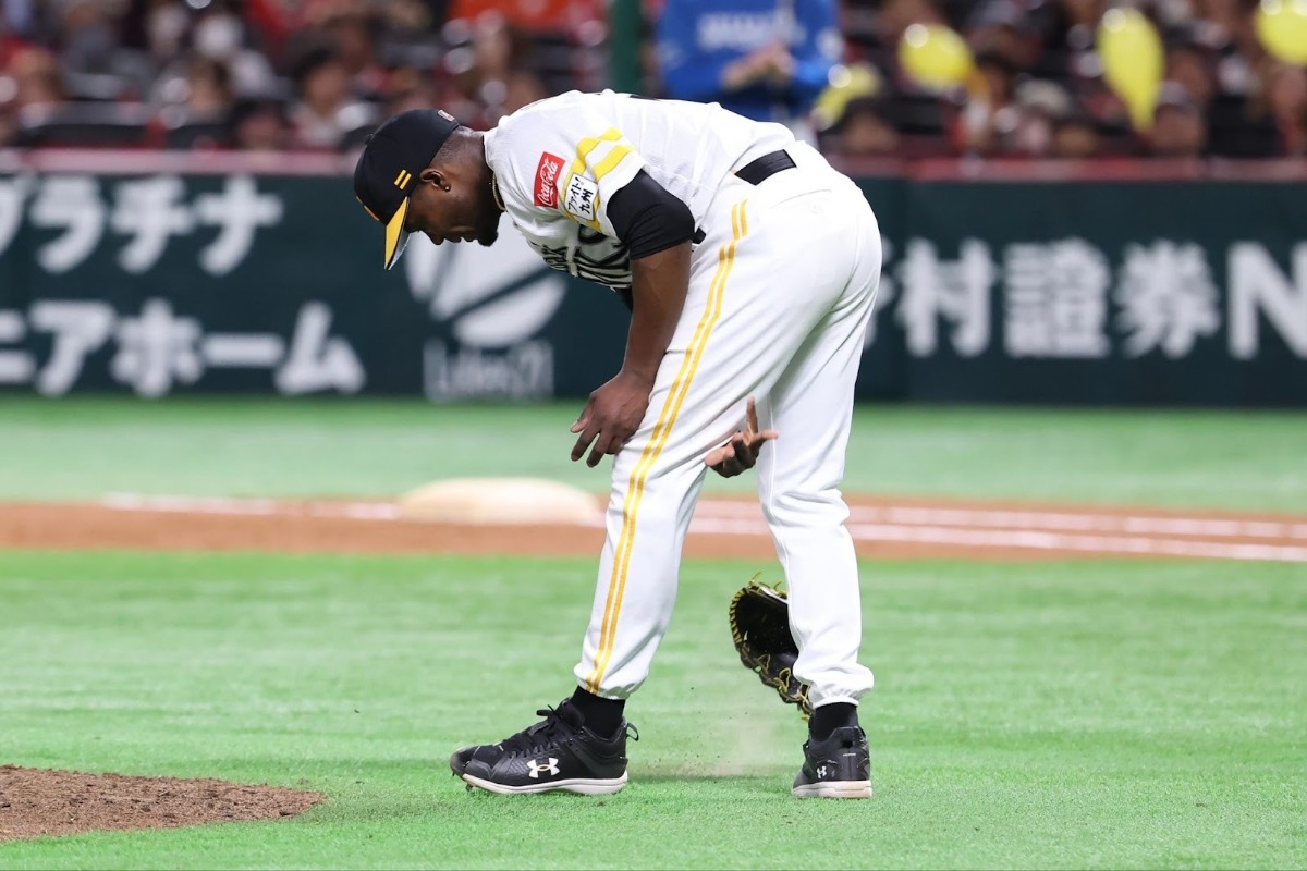 グラブを叩きつけたリバン・モイネロ【写真:加治屋友輝】