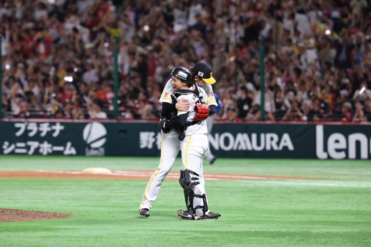 勝利を収め抱き合う杉山と海野【写真:加治屋友輝】