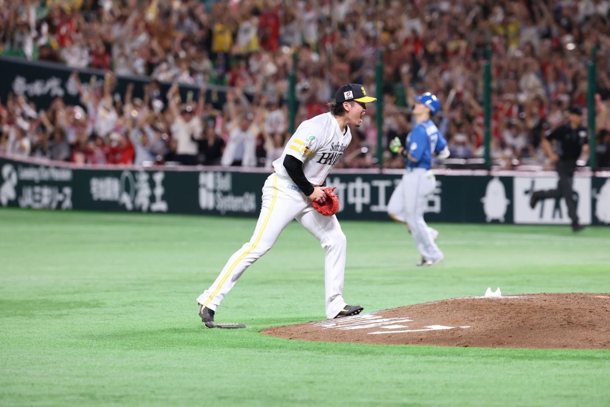 最後の打者を抑えて雄叫びを挙げる杉山一樹【写真:加治屋友輝】