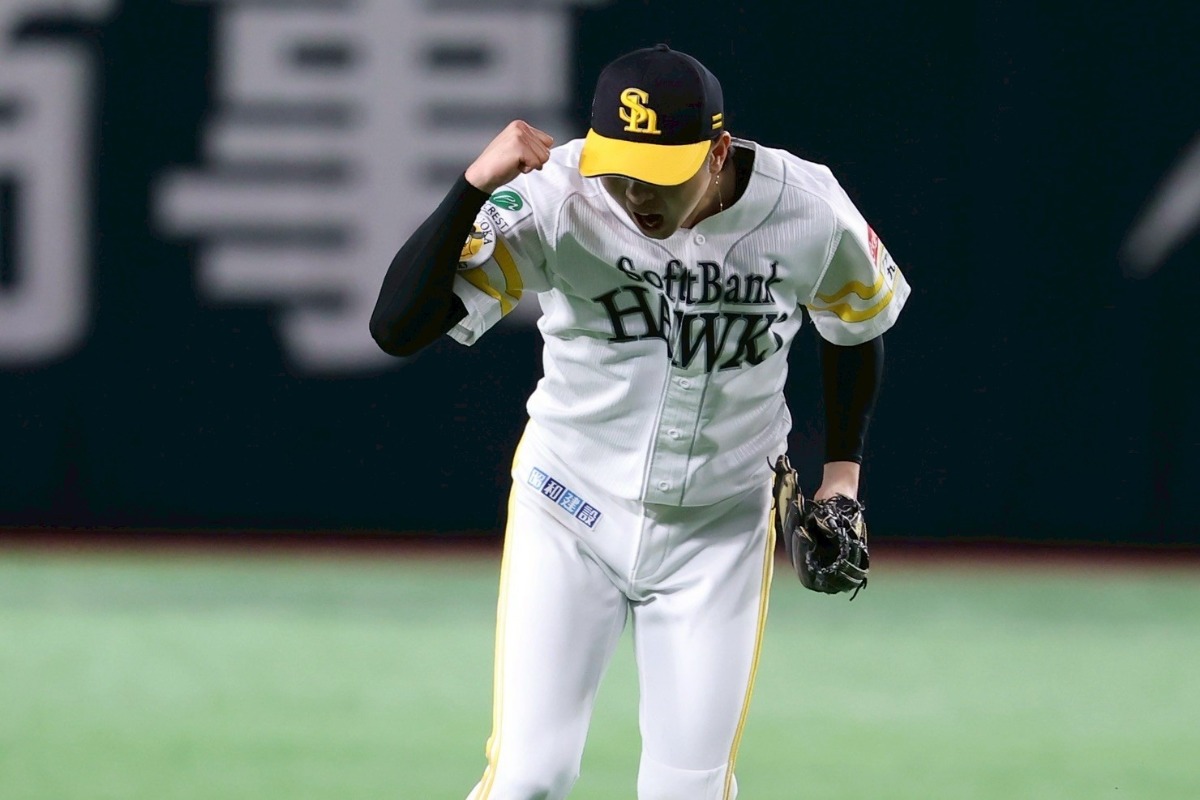 遊ゴロをさばいてガッツポーズする川瀬晃【写真:加治屋友輝】