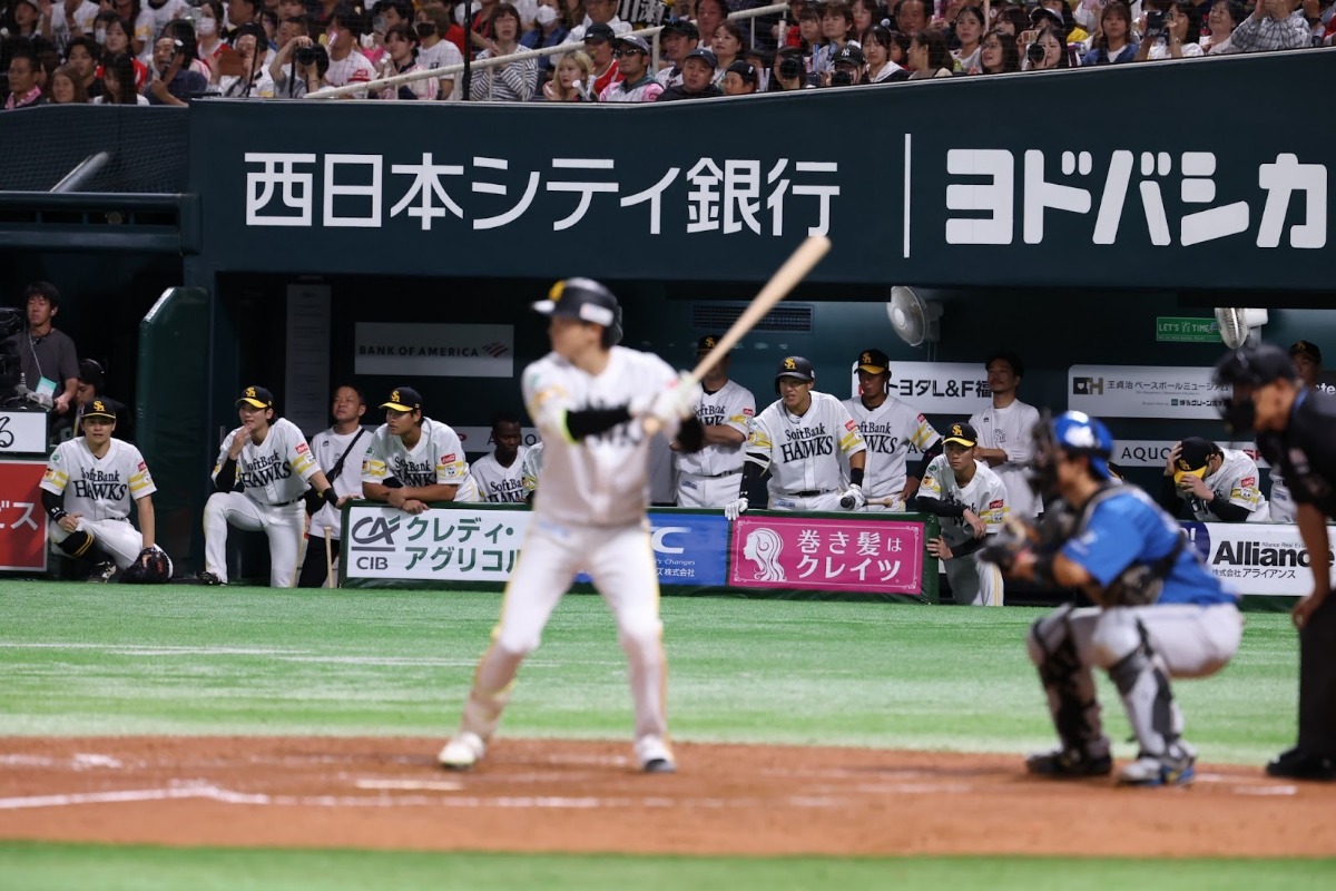 5回2死満塁、川瀬晃を見つめる柳田悠岐【写真:加治屋友輝】