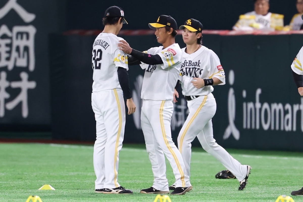 柳町達（左）の肩に笑顔で手をやる今宮健太【写真：加治屋友輝】