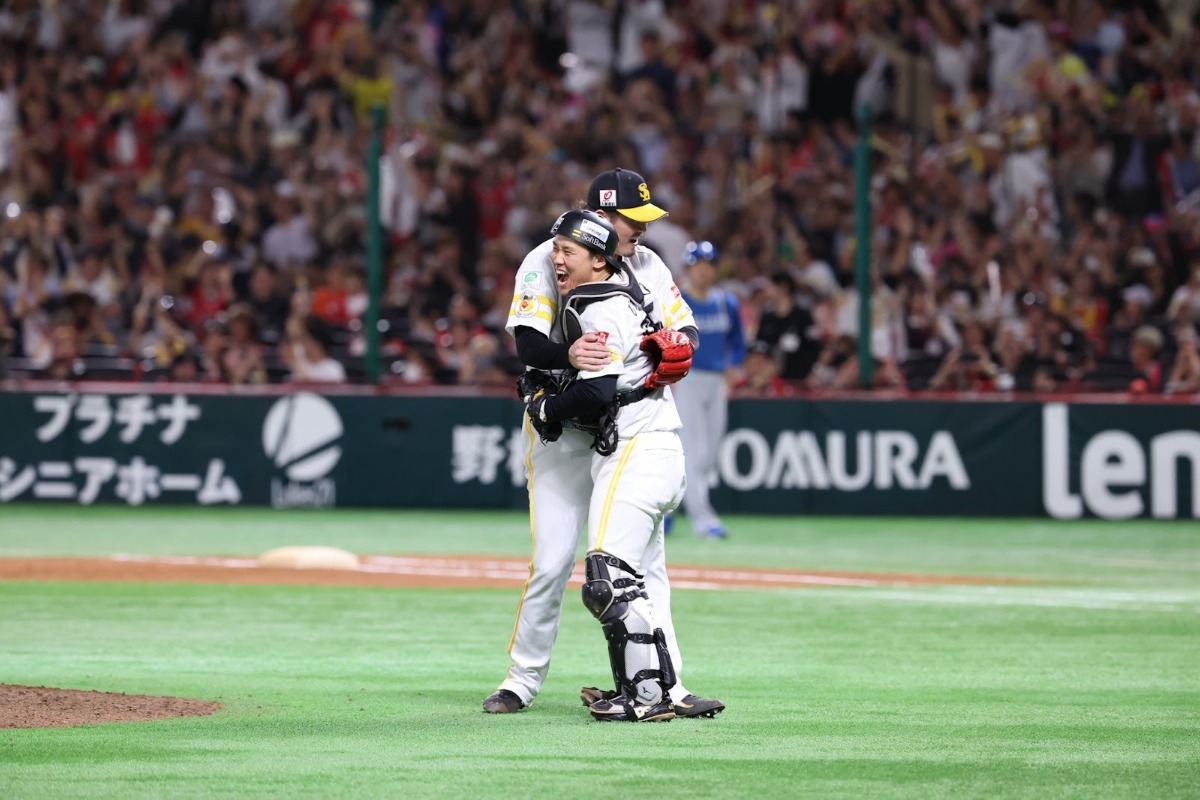 20日の日本ハム戦、9回を締めて抱き合う海野隆司と杉山一樹【写真：加治屋友輝】