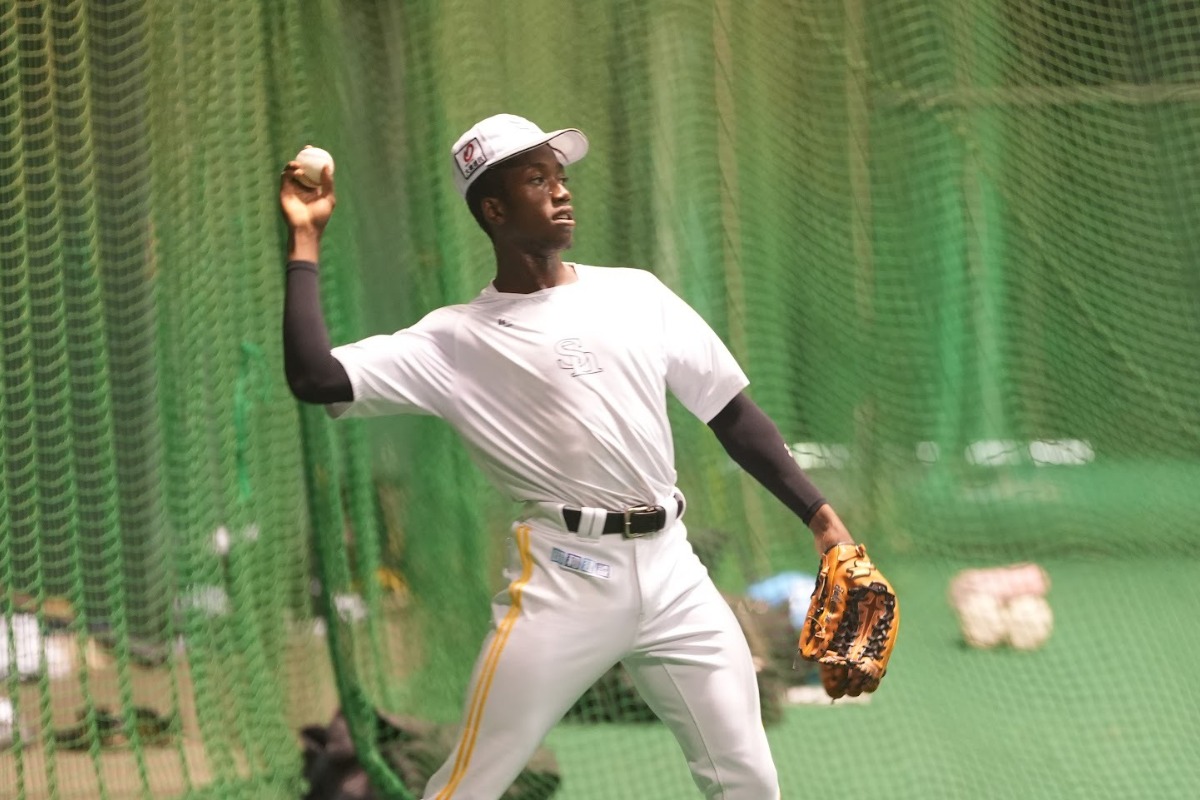 外野の練習を行うイヒネ・イツア【写真：森大樹】